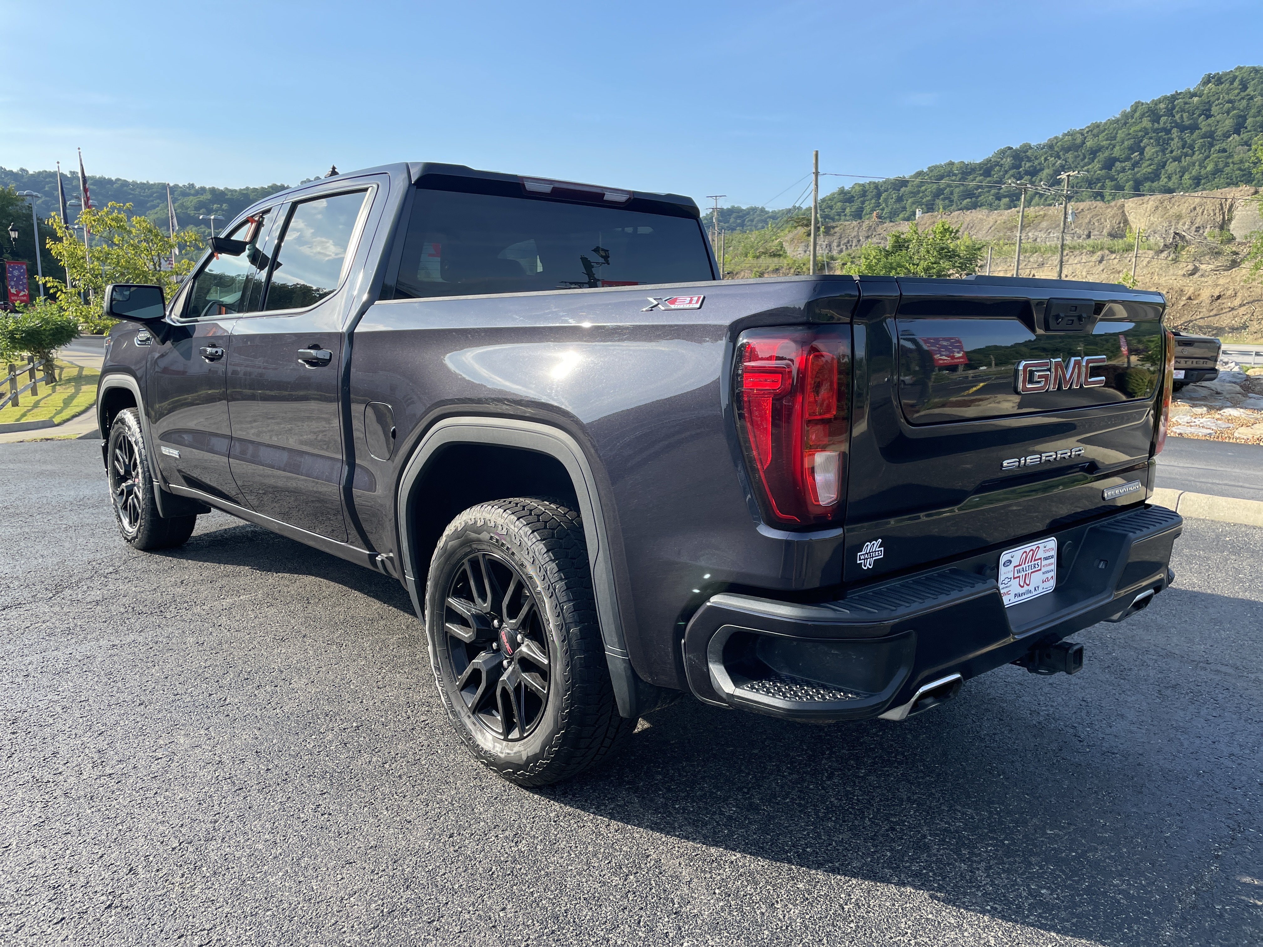 Used 2022 GMC Sierra 1500 Elevation w/ X31 Off-Road Package AWD/4WD image 4