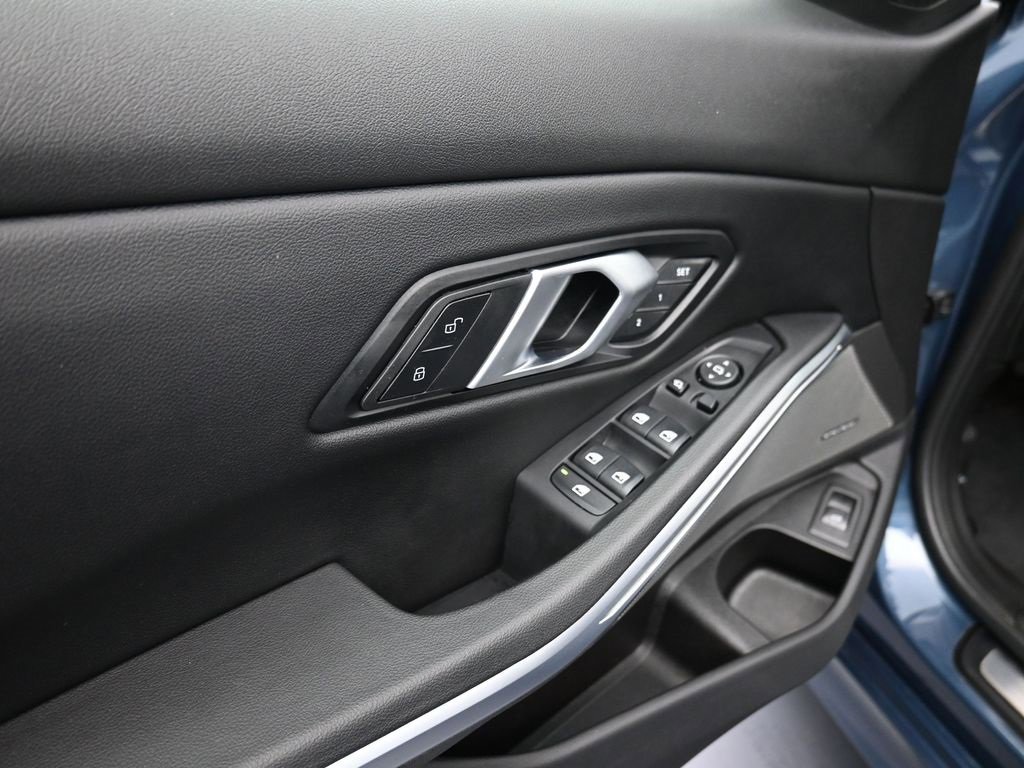 Used 2025 BMW 330i xDrive Sedan image 9