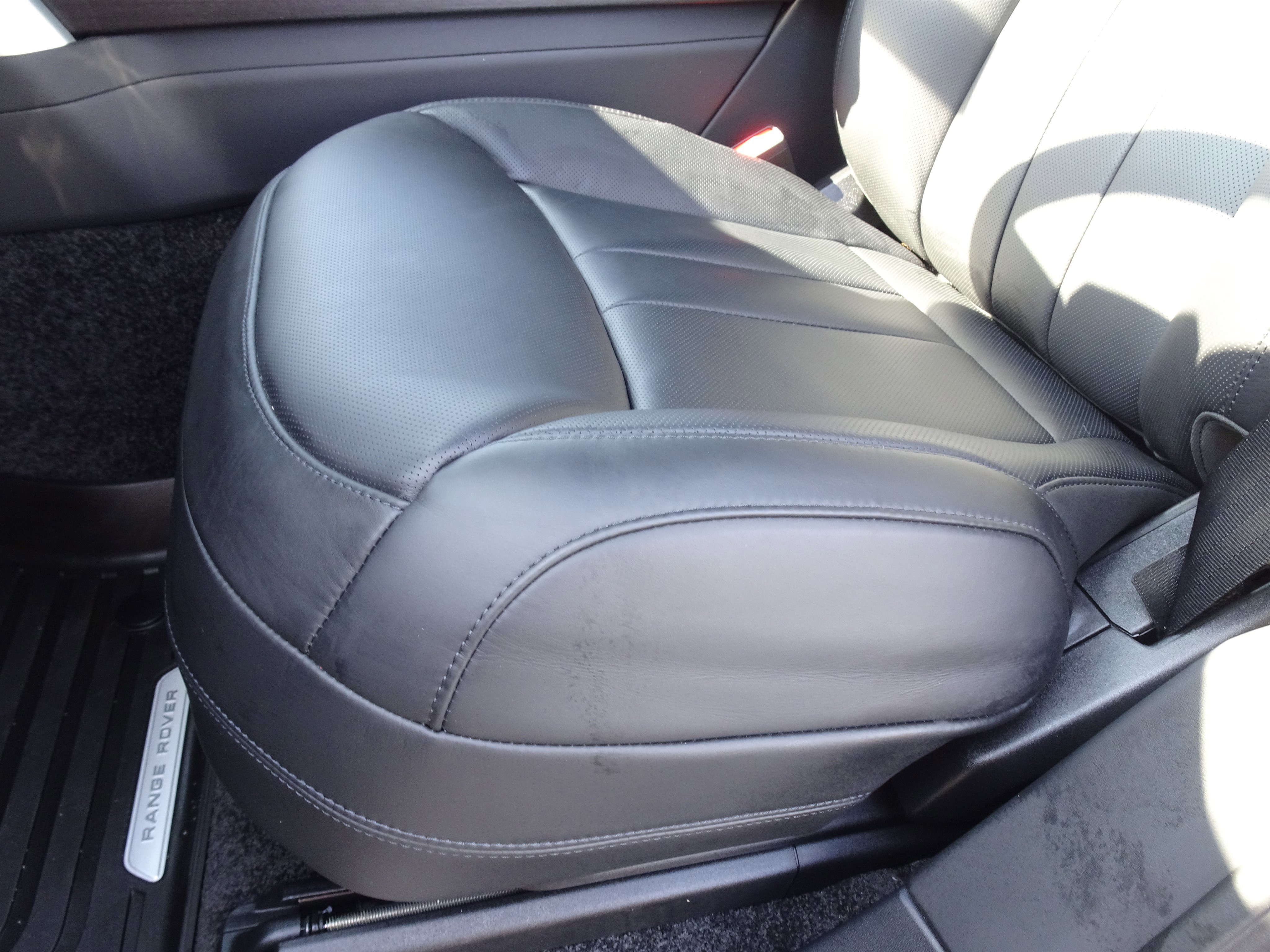 Certified 2025 Land Rover Range Rover SE image 13