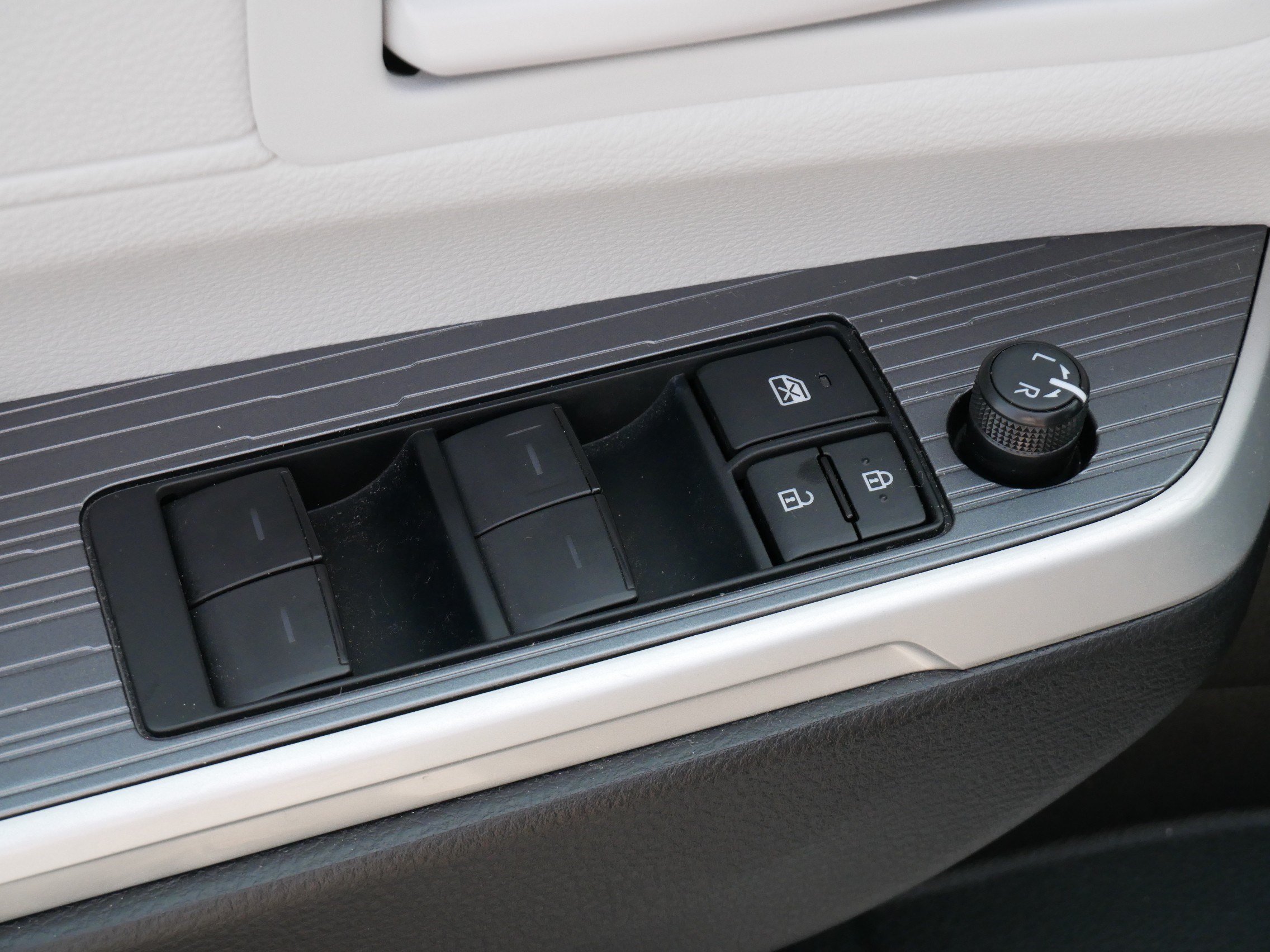 Certified 2026 Toyota Sienna LE FWD image 19