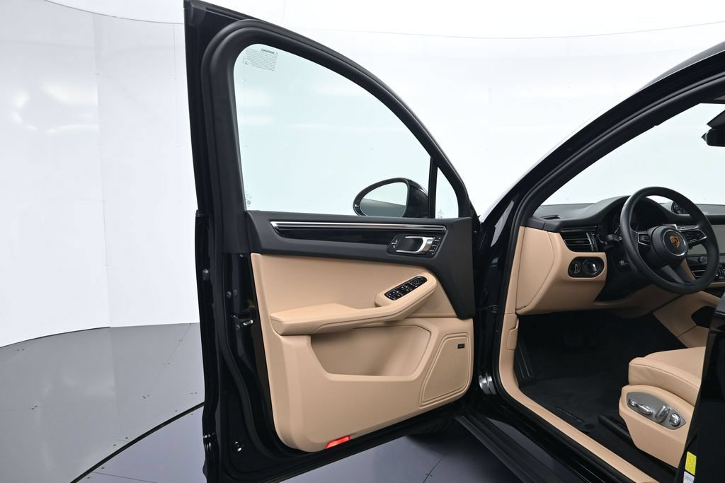 Certified 2026 Porsche Macan AWD/4WD image 16