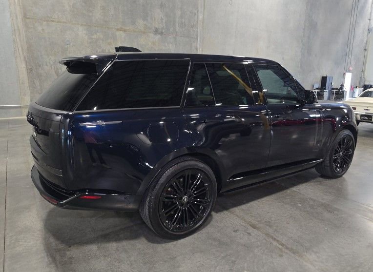 Used 2025 Land Rover Range Rover SE AWD/4WD image 2