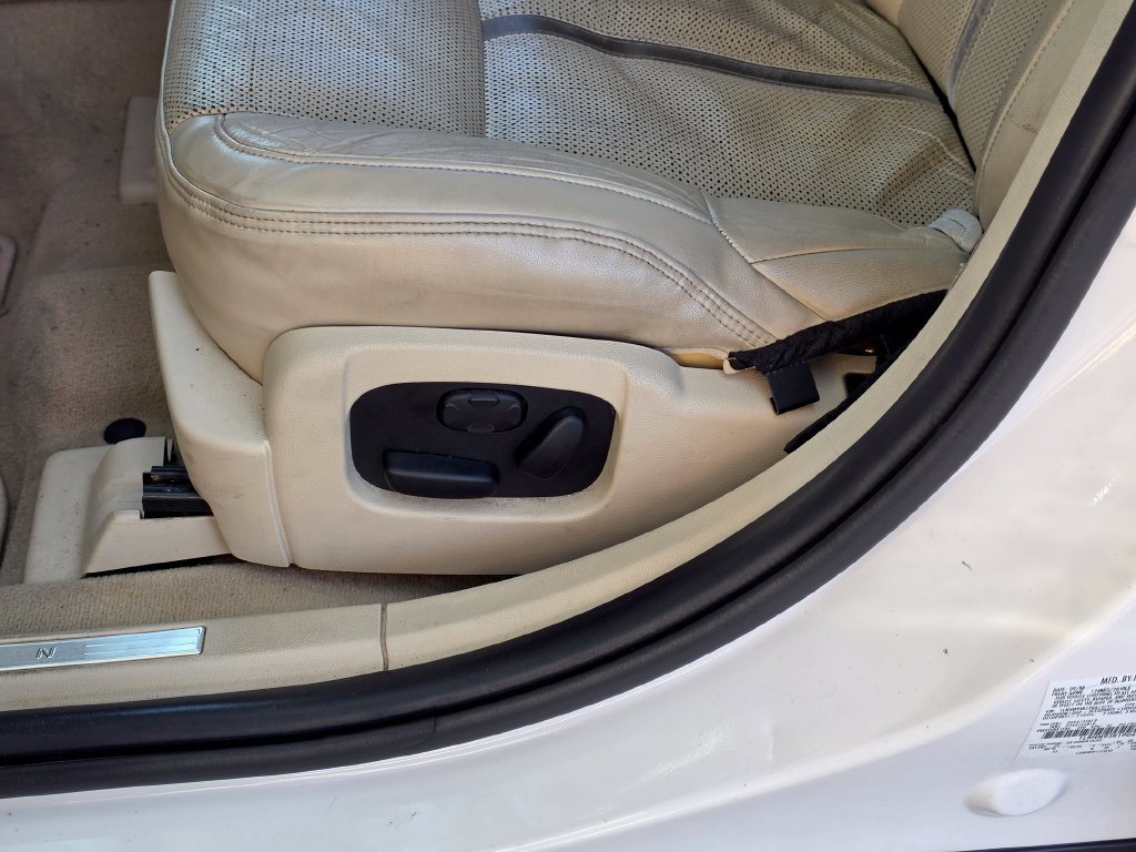 Used 2009 Lincoln MKS FWD image 17