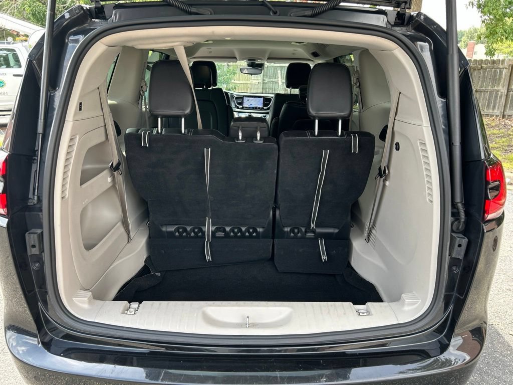 Used 2023 Chrysler Pacifica Touring-L FWD image 27