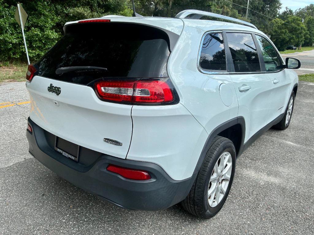 Used 2017 Jeep Cherokee Latitude FWD image 4