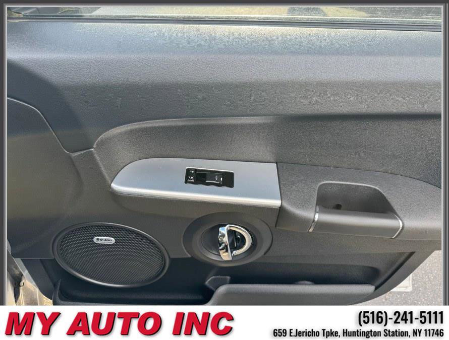 Used 2010 Jeep Commander Sport w/ Sun/Sound Group image 30