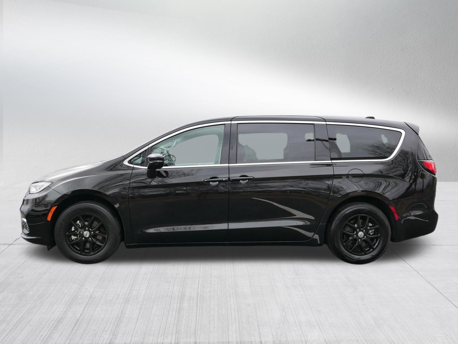 Used 2024 Chrysler Pacifica Touring-L FWD image 4