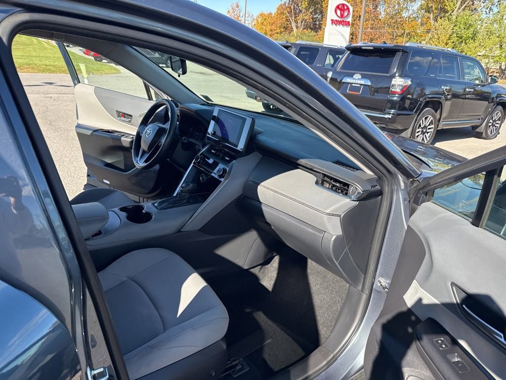 Used 2023 Toyota Venza LE image 13