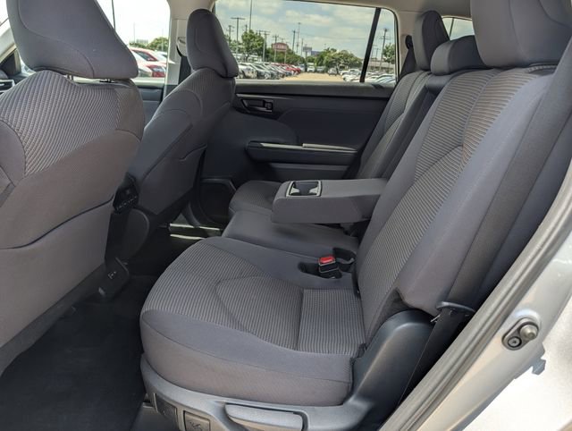 Used 2024 Toyota Highlander LE AWD/4WD image 28