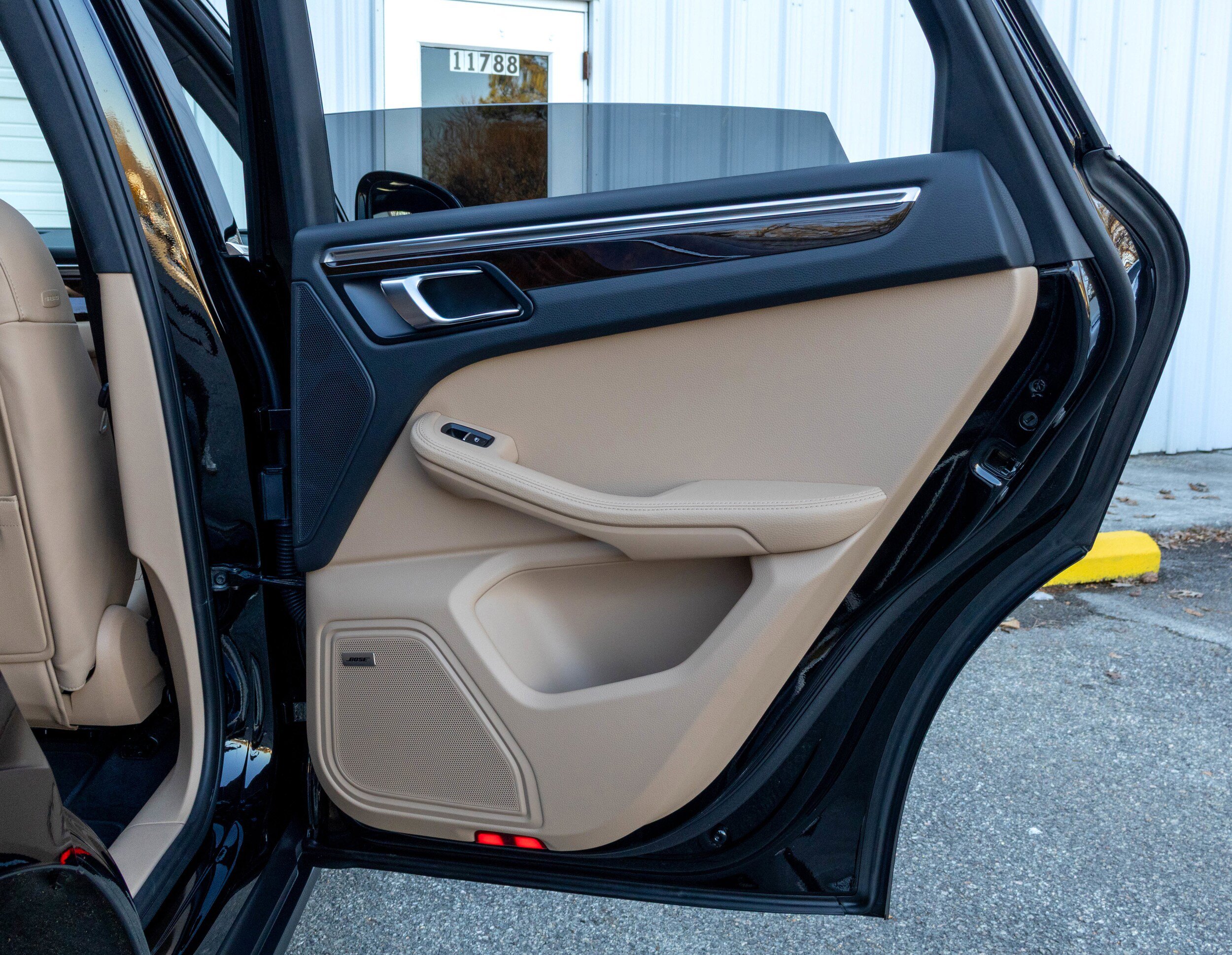 Certified 2025 Porsche Macan AWD/4WD image 32