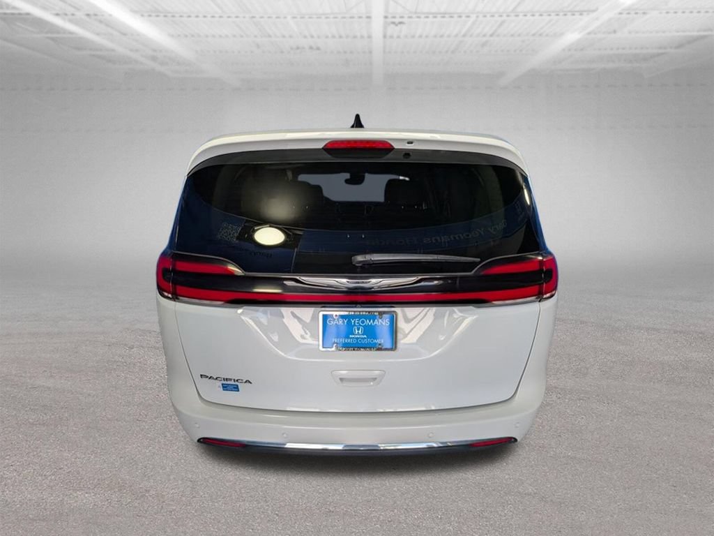 Used 2023 Chrysler Pacifica Touring-L FWD image 6