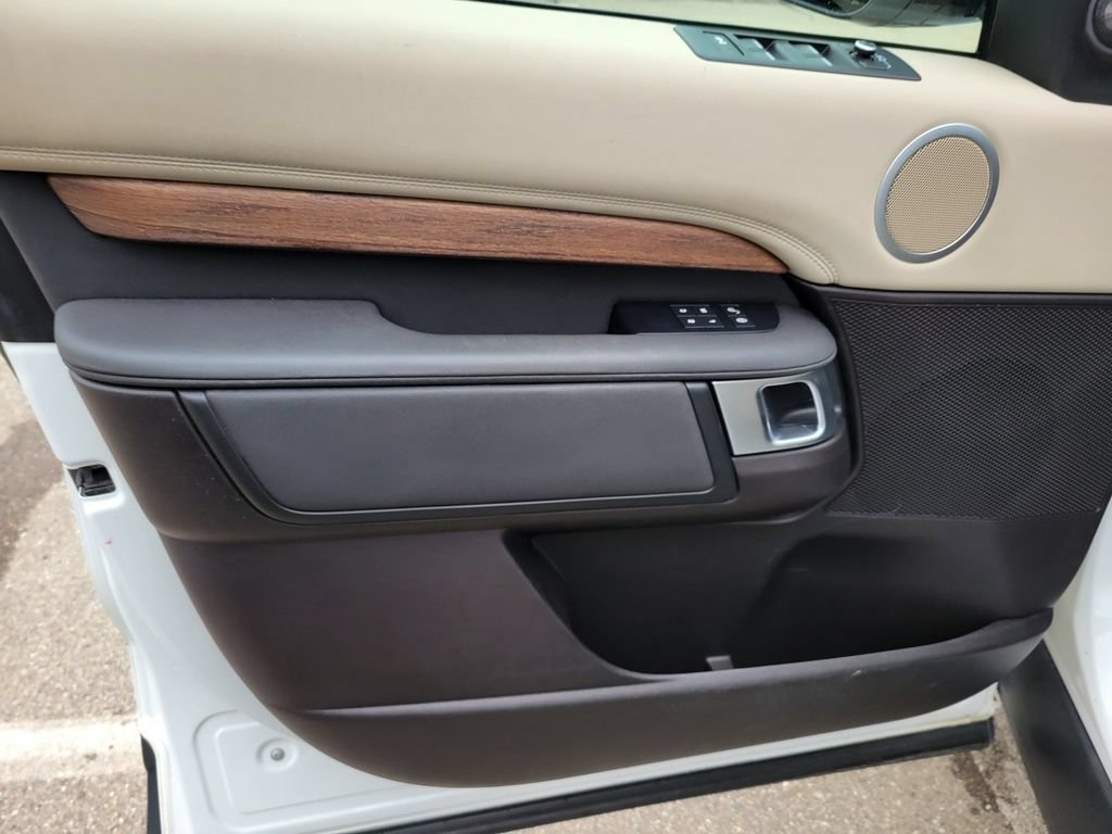 Used 2017 Land Rover Discovery HSE AWD/4WD image 13