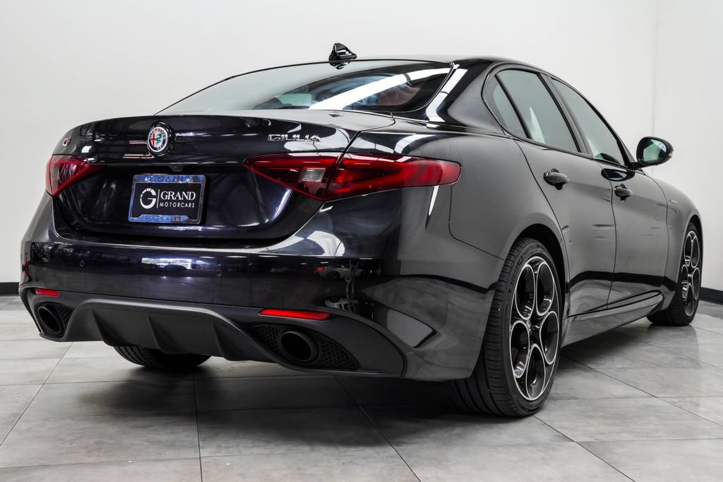 Used 2023 Alfa Romeo Giulia Veloce RWD image 12