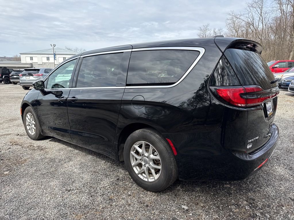 Used 2025 Chrysler Pacifica Select image 7