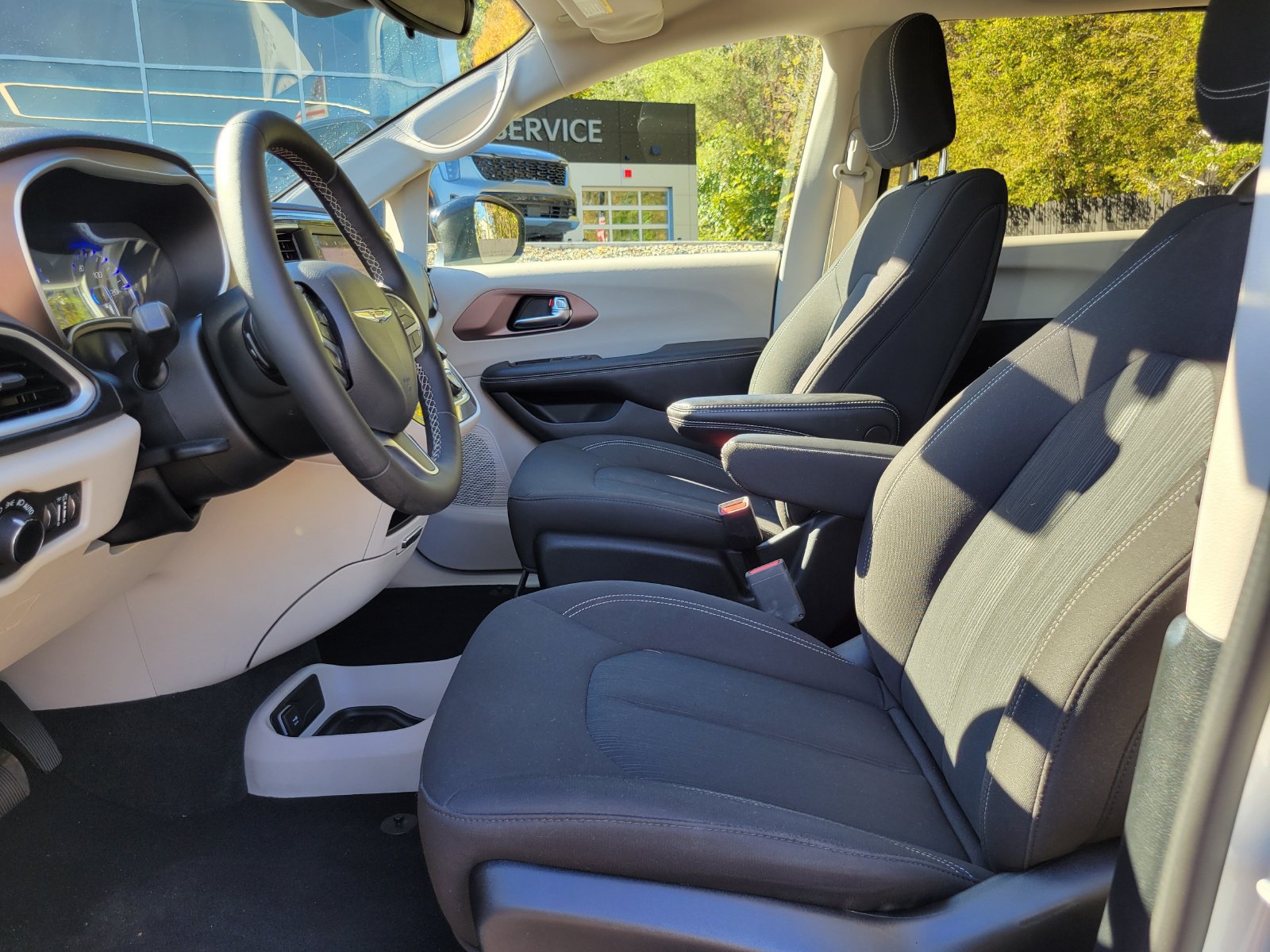 Used 2024 Chrysler Voyager LX FWD image 9