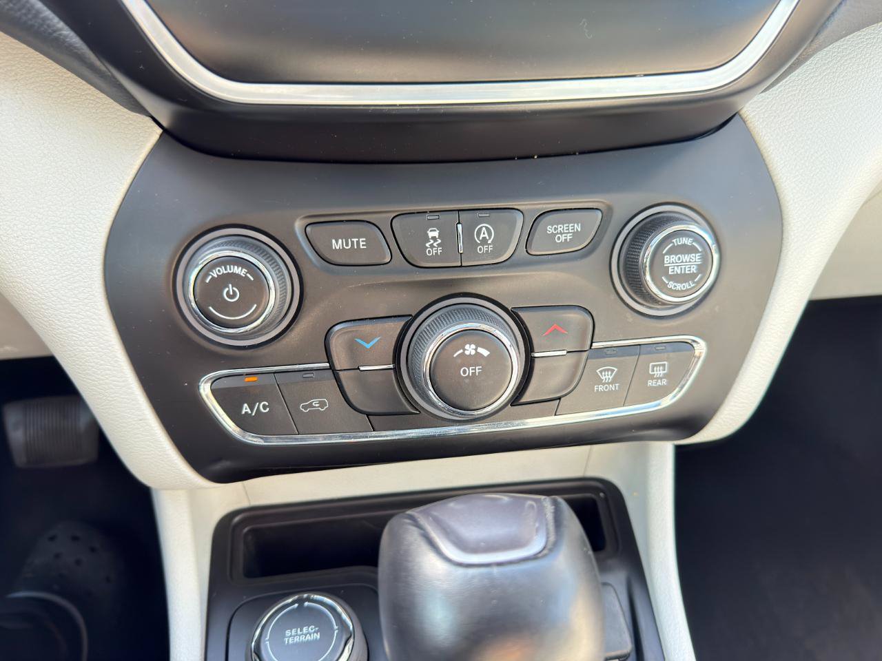 Used 2021 Jeep Cherokee Latitude Lux w/ Sun & Sound Group AWD/4WD image 53