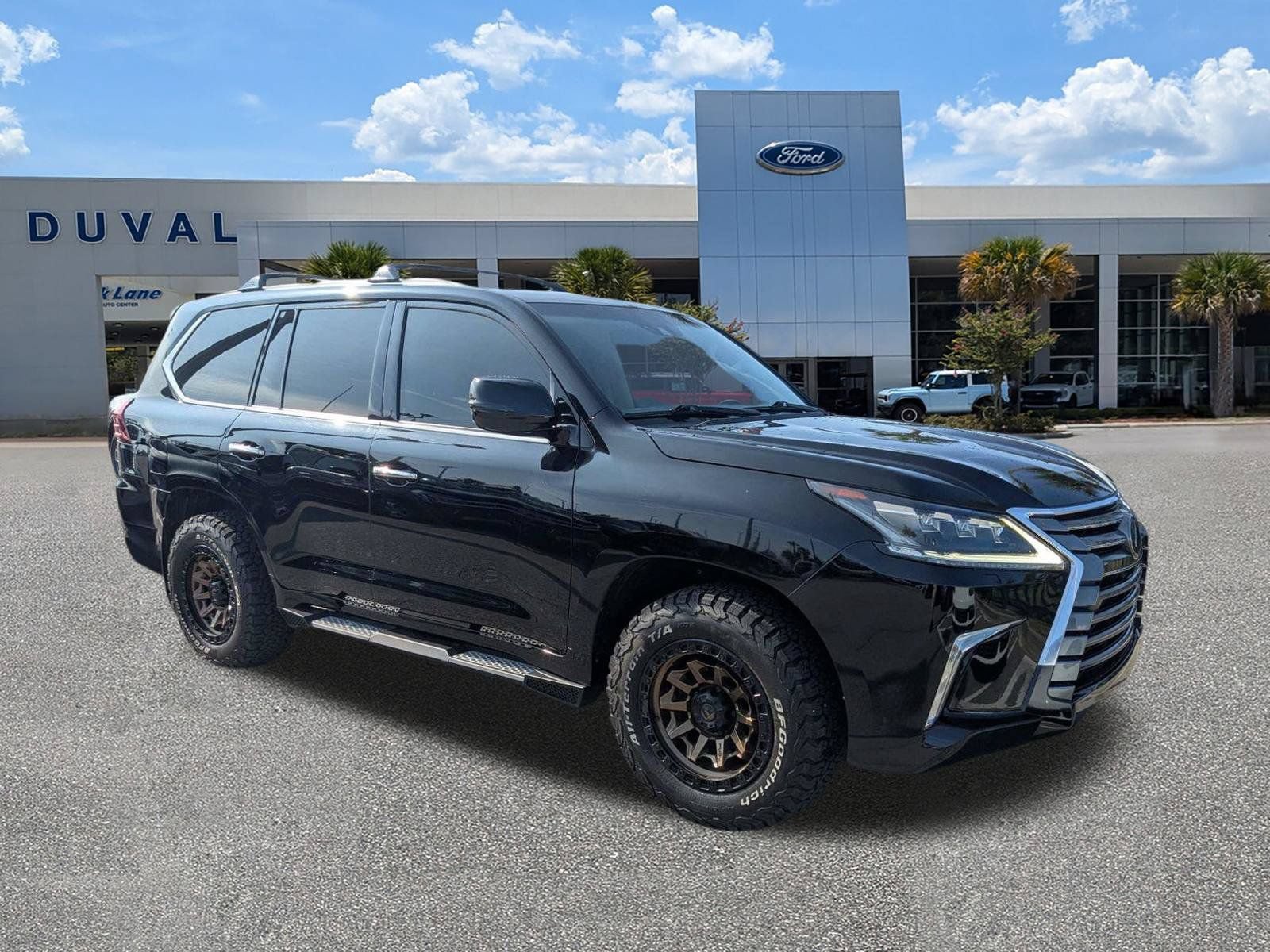 Used 2019 Lexus LX 570 4WD w/ Luxury Package image 2