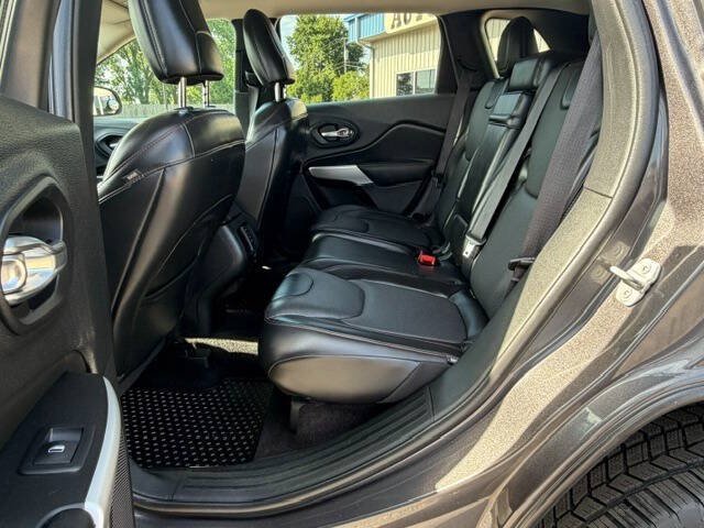 Used 2018 Jeep Cherokee Trailhawk AWD/4WD image 12