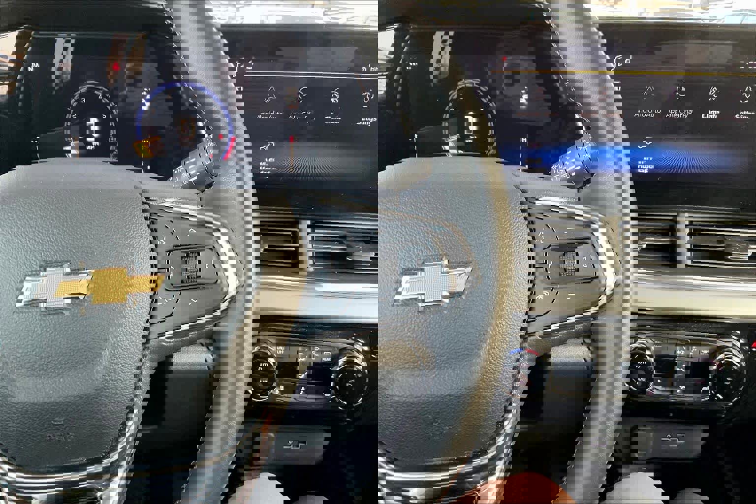 Used 2024 Chevrolet Trax LT w/ LT Convenience Package image 24