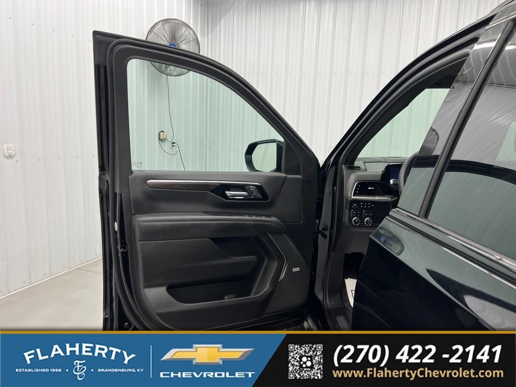 Used 2025 Chevrolet Suburban Z71 w/ Comfort Package AWD/4WD image 8