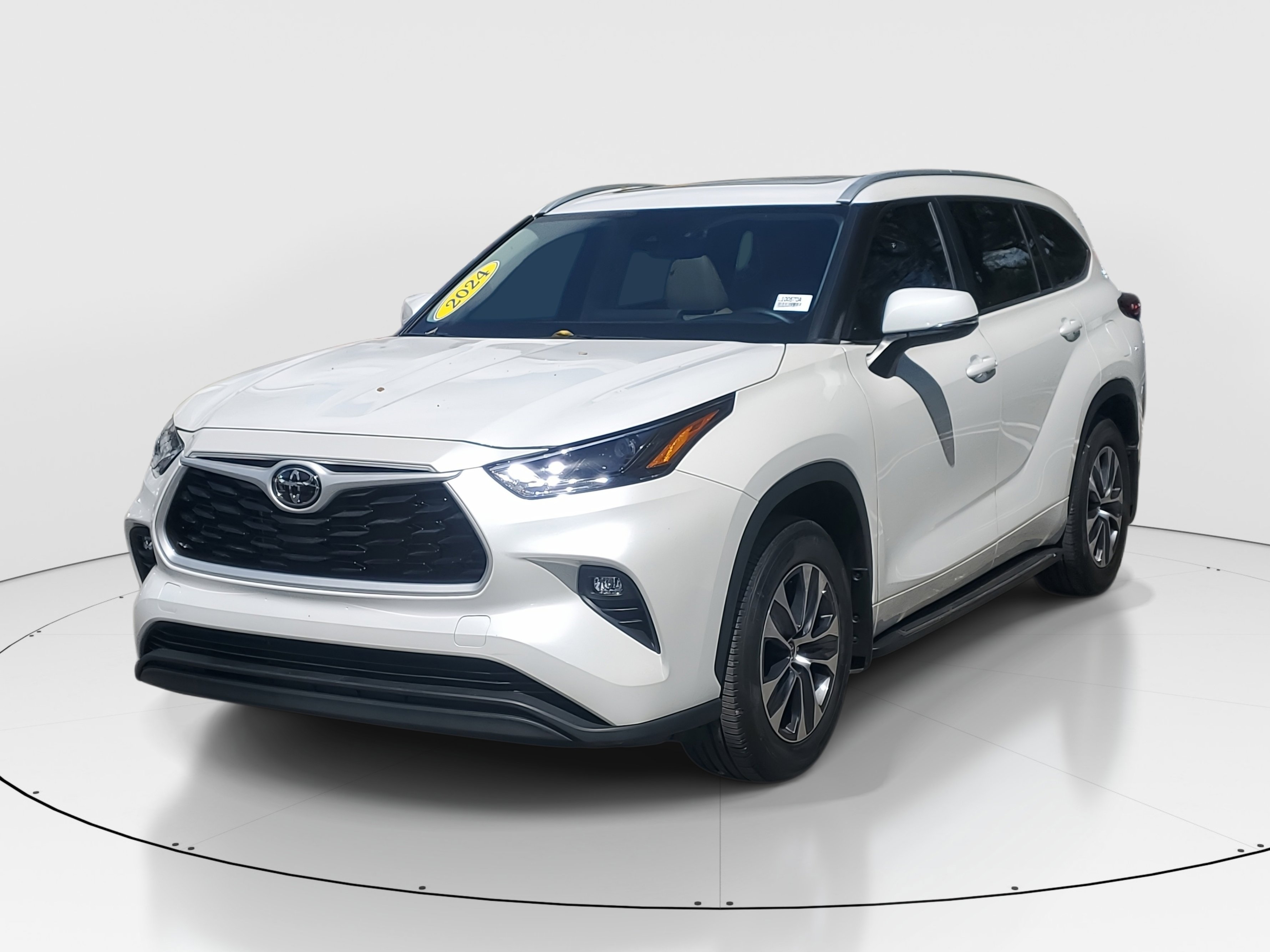 Used 2024 Toyota Highlander XLE image 3