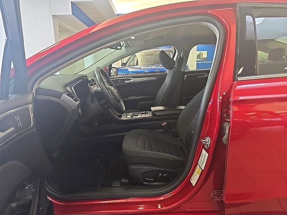 Used 2020 Ford Fusion SE image 12