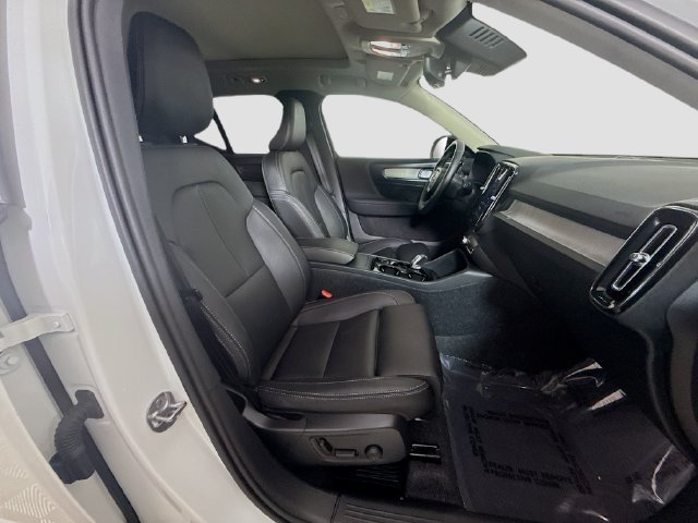 Used 2026 Volvo XC40 B5 Plus AWD/4WD image 28