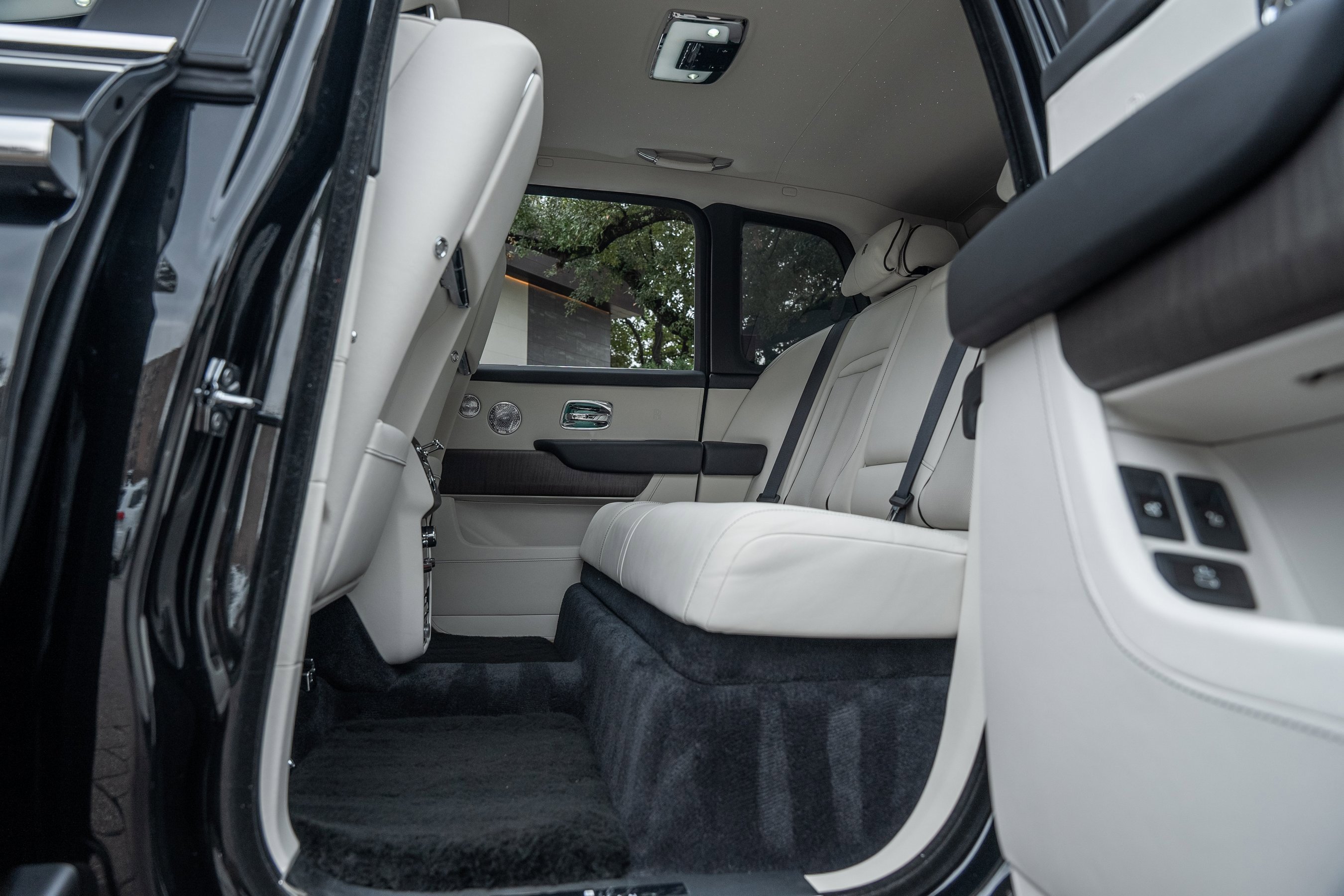 Used 2023 Rolls-Royce Cullinan w/ Cullinan Package image 44