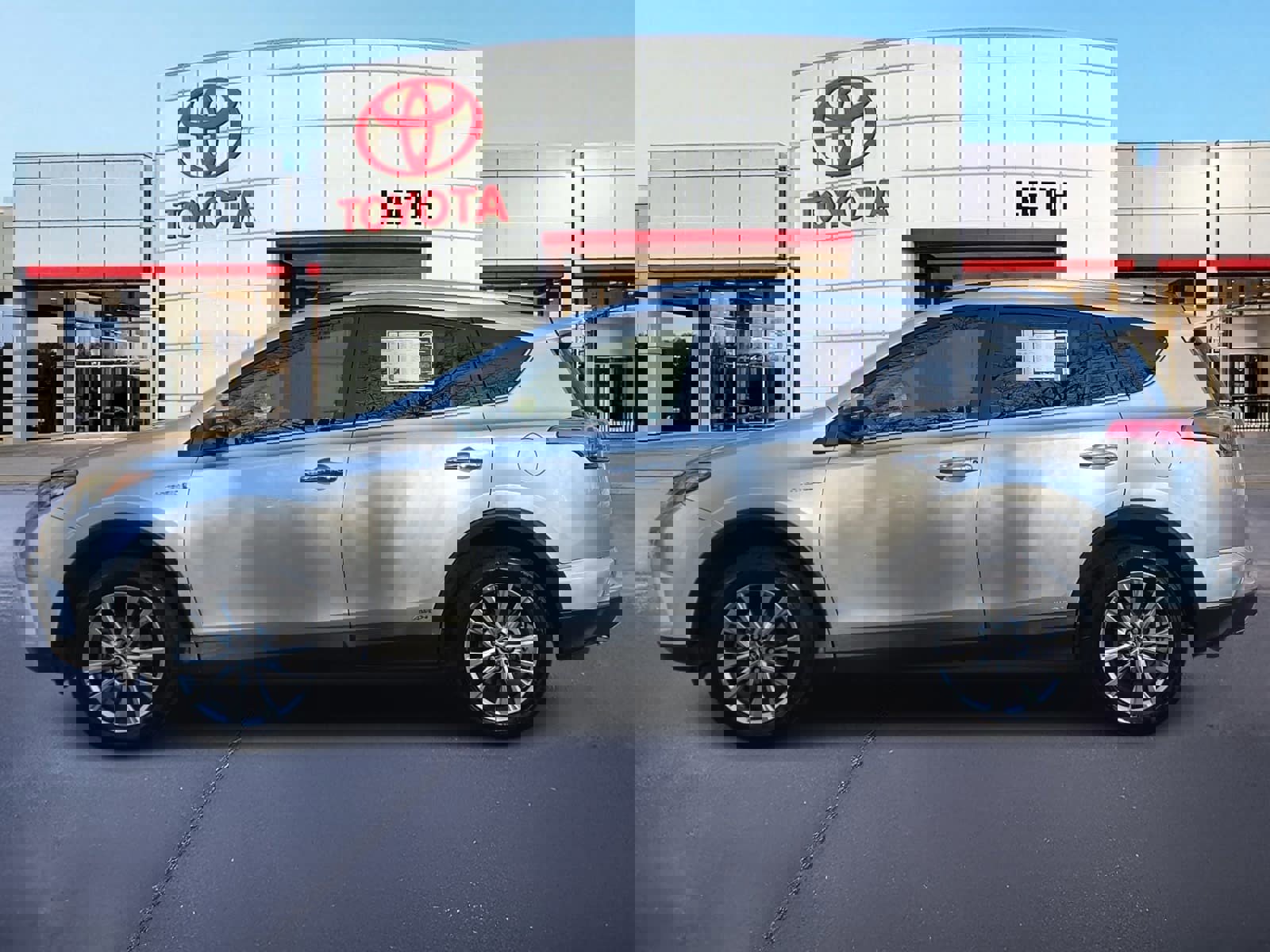 Used 2016 Toyota RAV4 Limited w/ Advanced Technology Package image 8