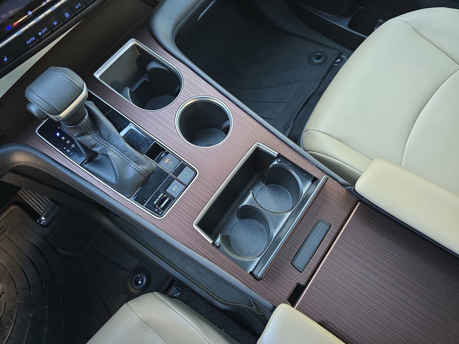 Used 2022 Toyota Sienna XLE image 32