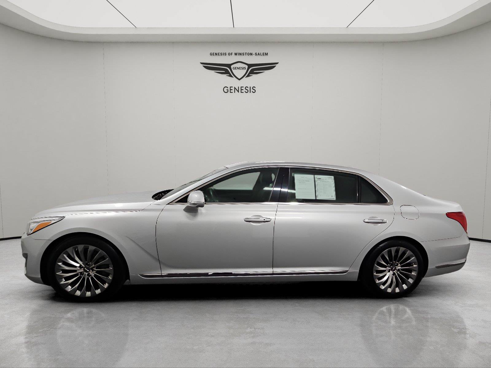 Used 2019 Genesis G90 3.3T Premium RWD image 2