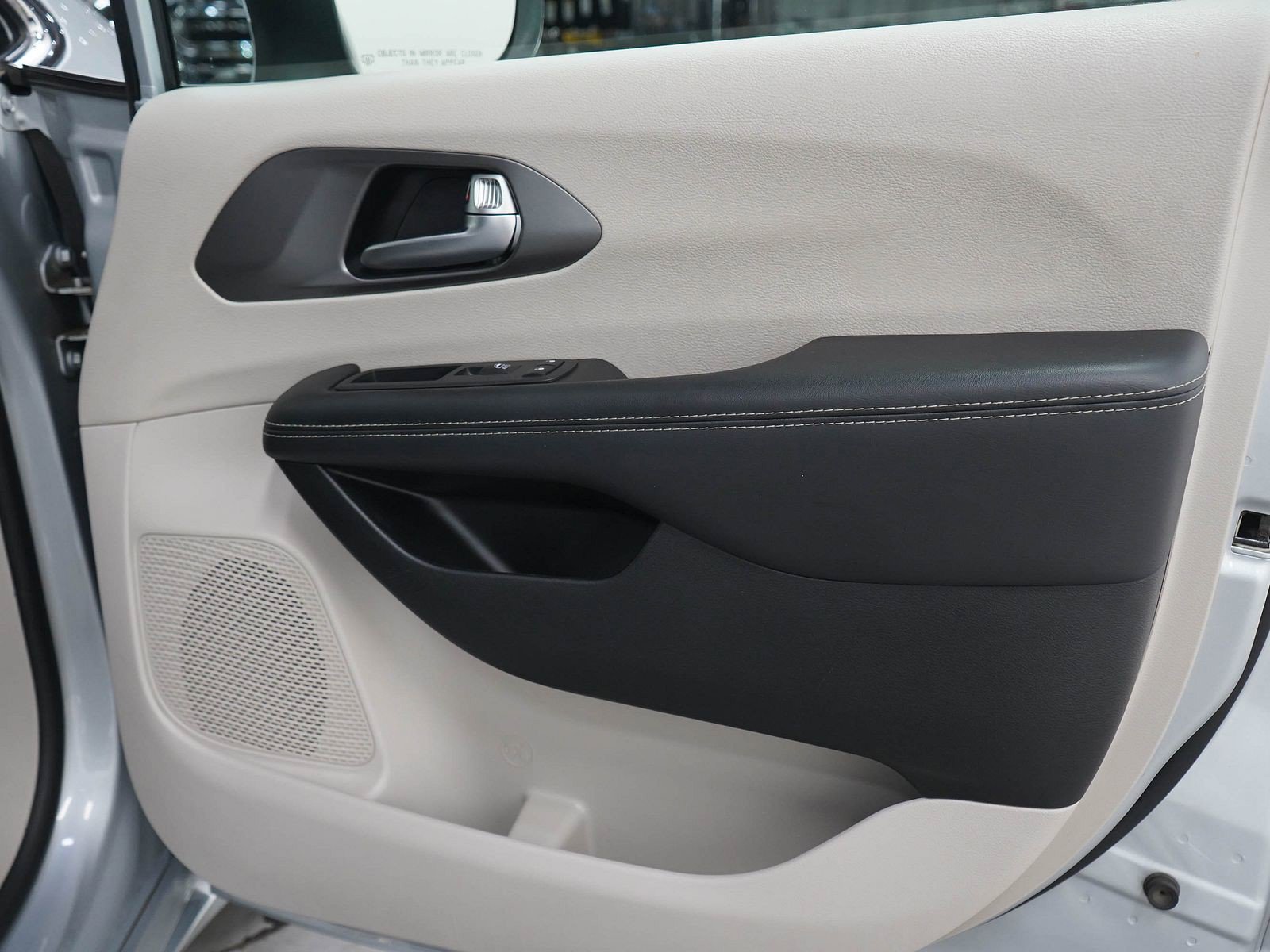Used 2023 Chrysler Pacifica Touring-L FWD image 9