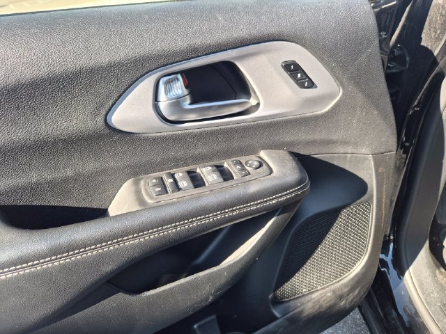Used 2025 Chrysler Pacifica Limited FWD image 13
