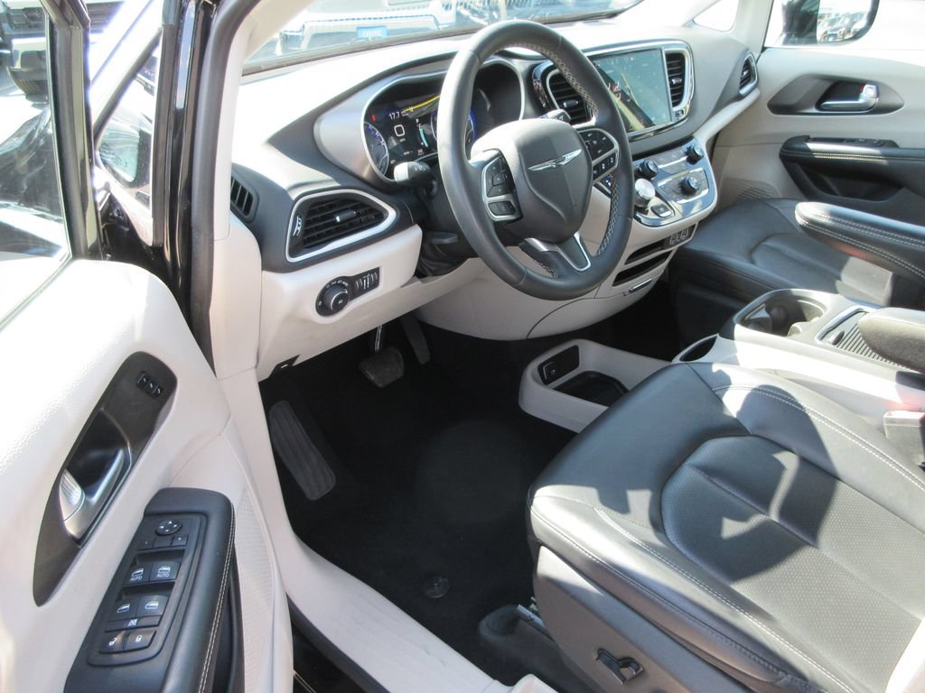 Used 2024 Chrysler Pacifica Touring-L FWD image 12