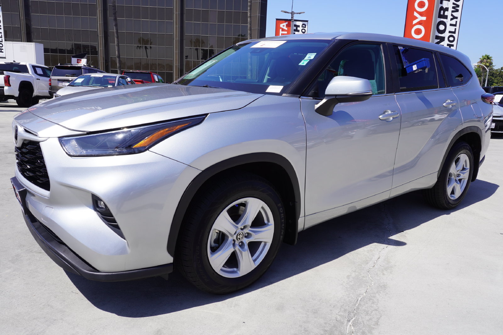 Used 2024 Toyota Highlander LE AWD/4WD image 4