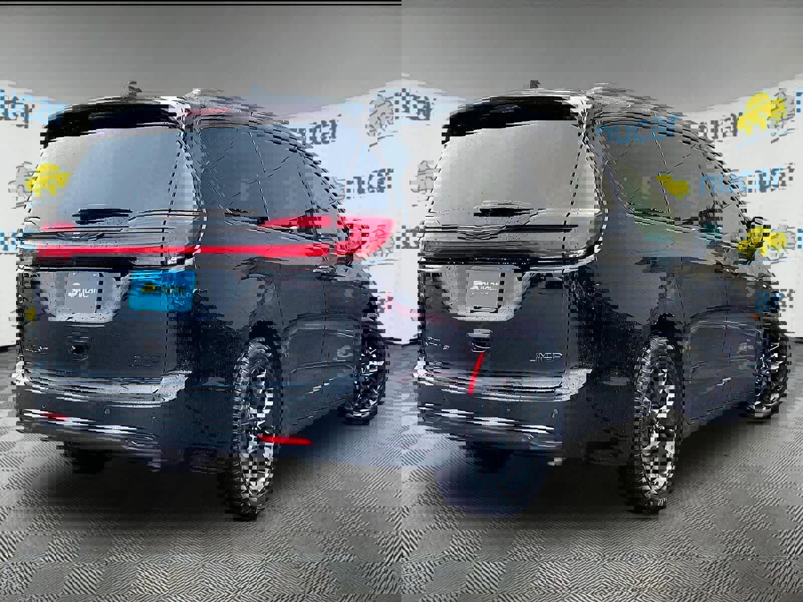 Used 2025 Chrysler Pacifica Limited image 6