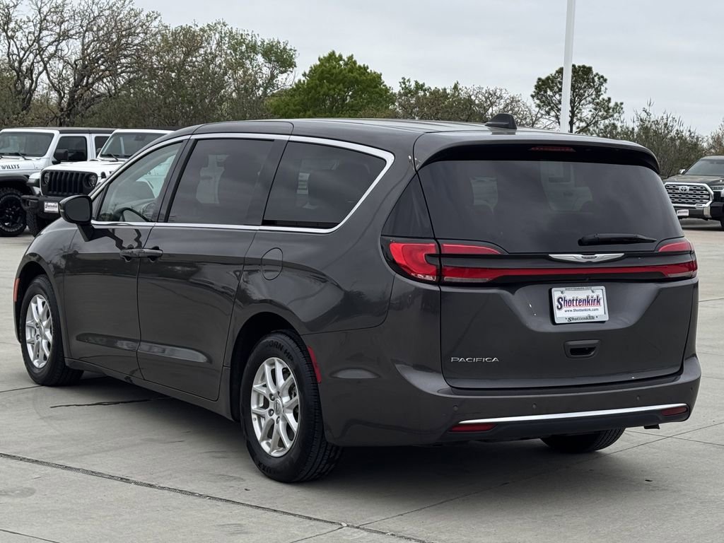 Used 2023 Chrysler Pacifica Touring-L image 4