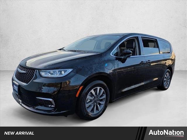 Used 2024 Chrysler Pacifica Select