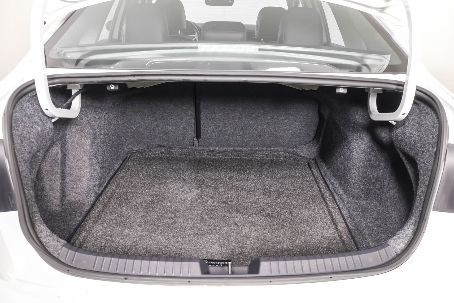 Used 2025 Volkswagen Jetta SE image 38