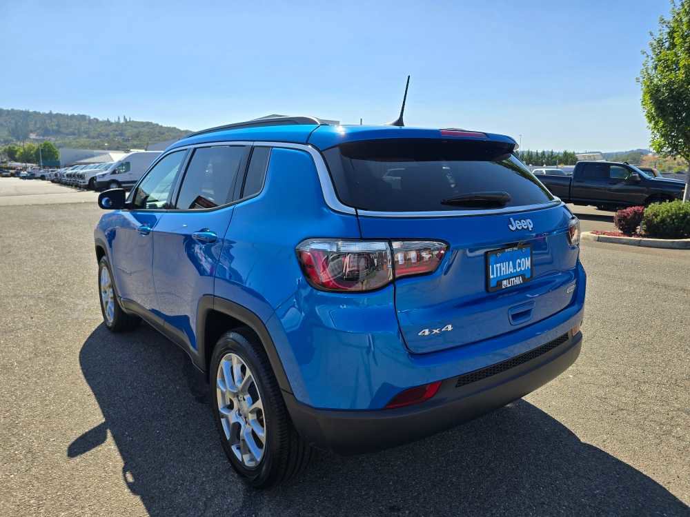Used 2024 Jeep Compass Latitude image 3