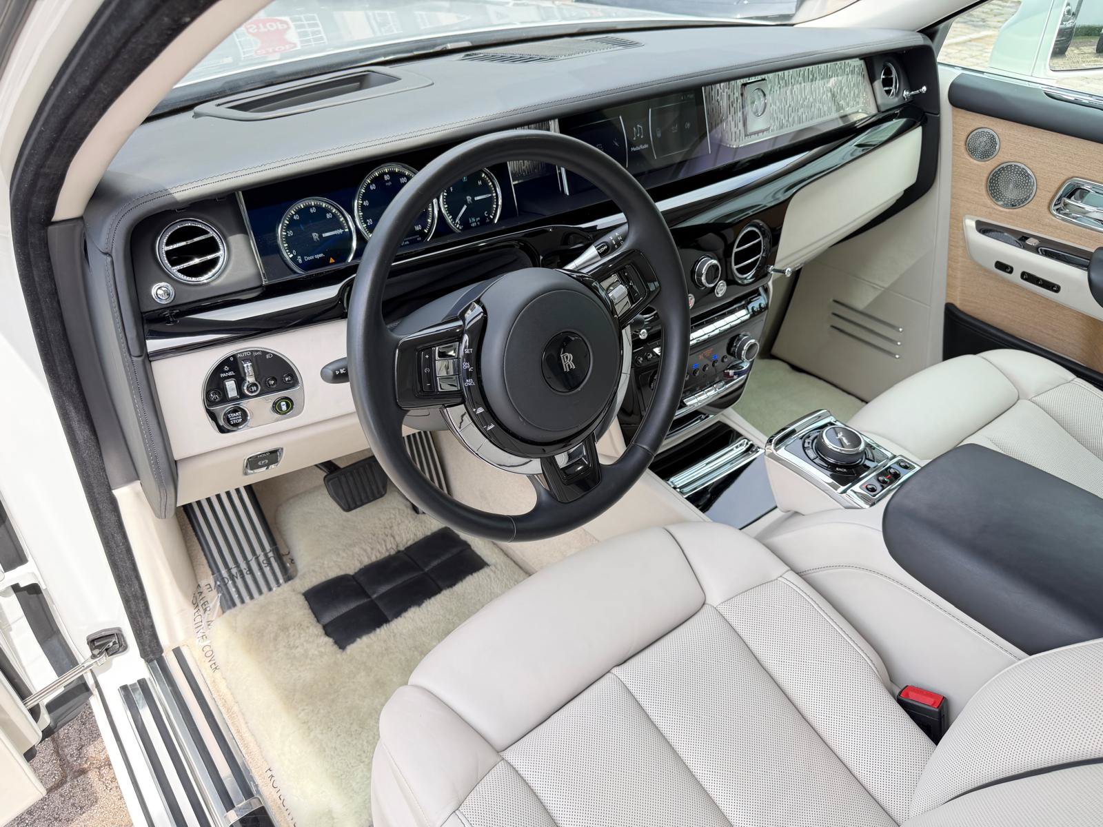 Used 2019 Rolls-Royce Phantom Sedan RWD image 34