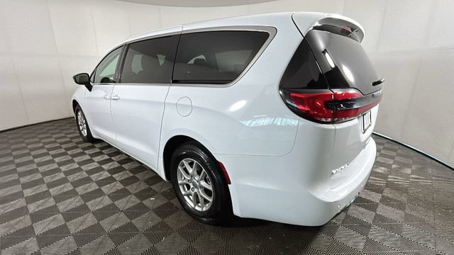 Used 2024 Chrysler Pacifica Touring-L FWD image 4
