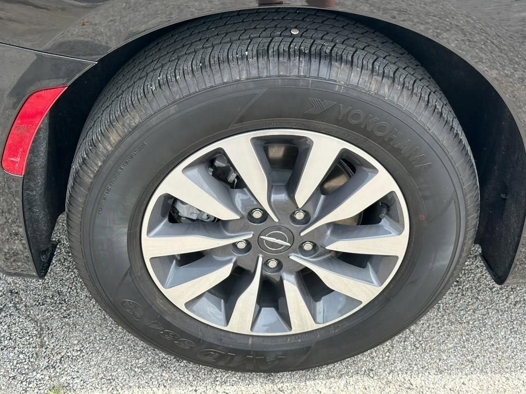 Used 2024 Chrysler Pacifica Select image 23