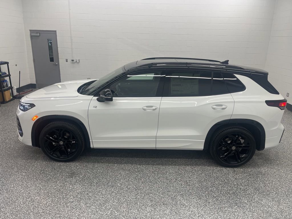 New 2026 Volkswagen Tiguan SE R-Line FWD image 2