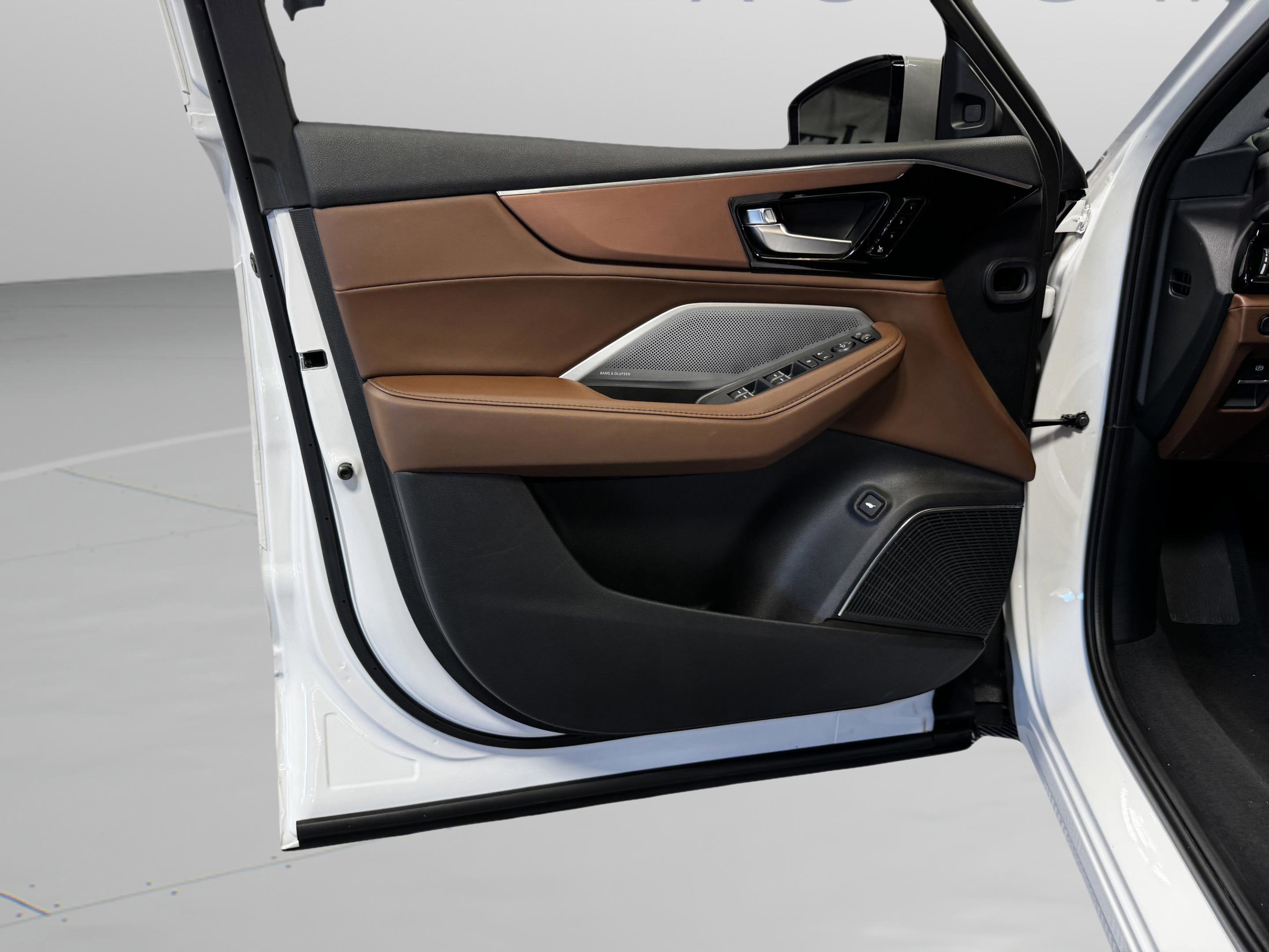 Certified 2025 Acura MDX FWD w/ Technology Package image 13