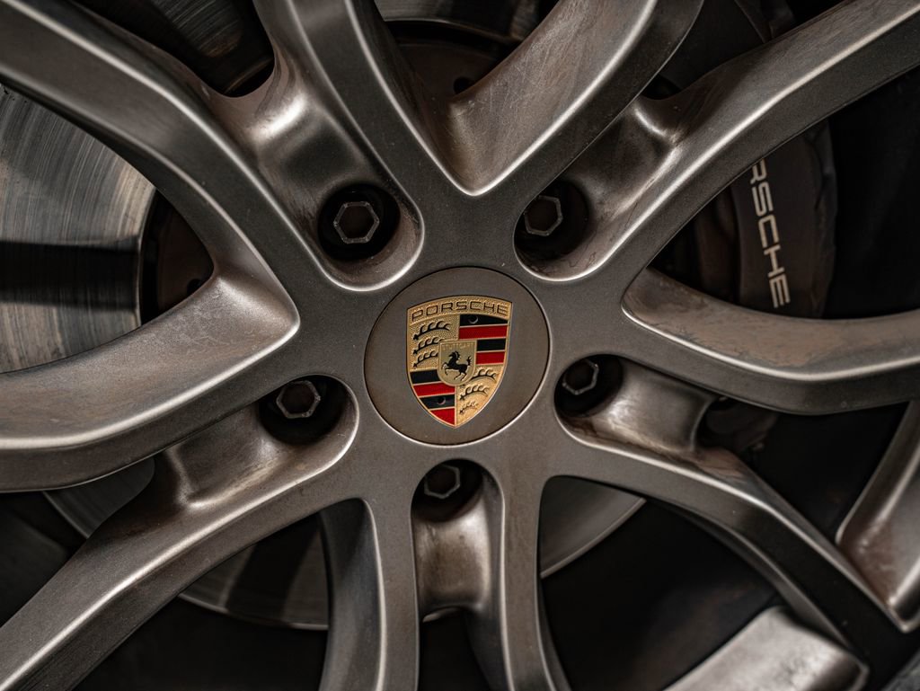 Certified 2023 Porsche Cayenne Platinum Edition image 13