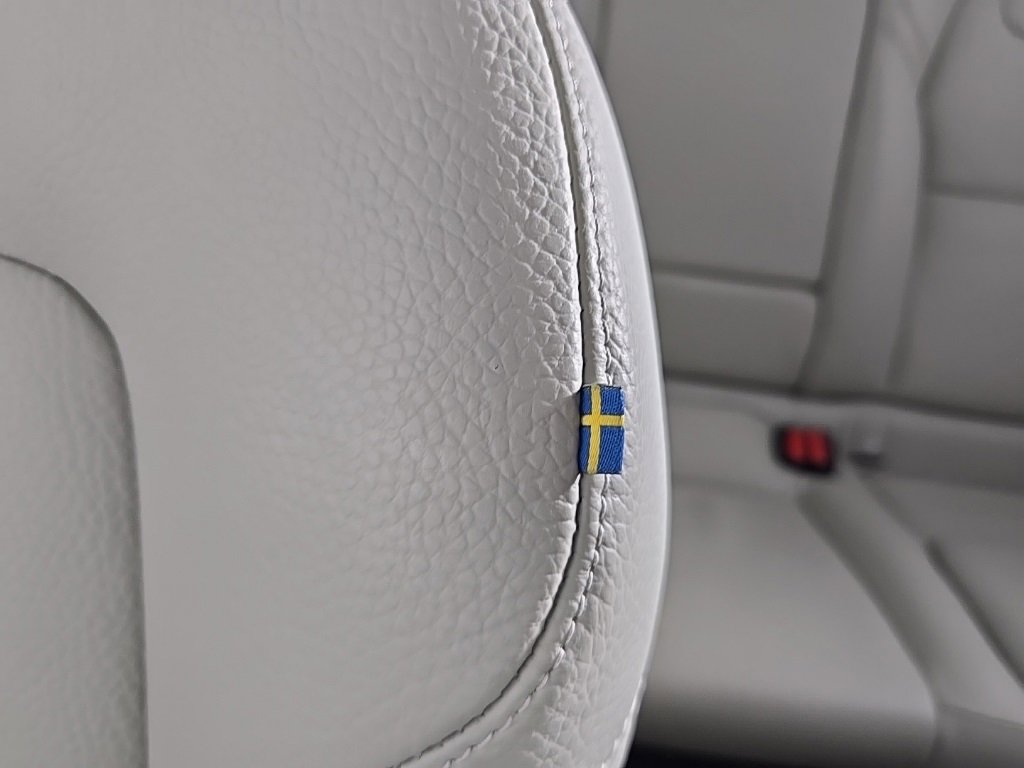 Certified 2025 Volvo XC60 T8 Plus w/ Protection Package Premier image 23