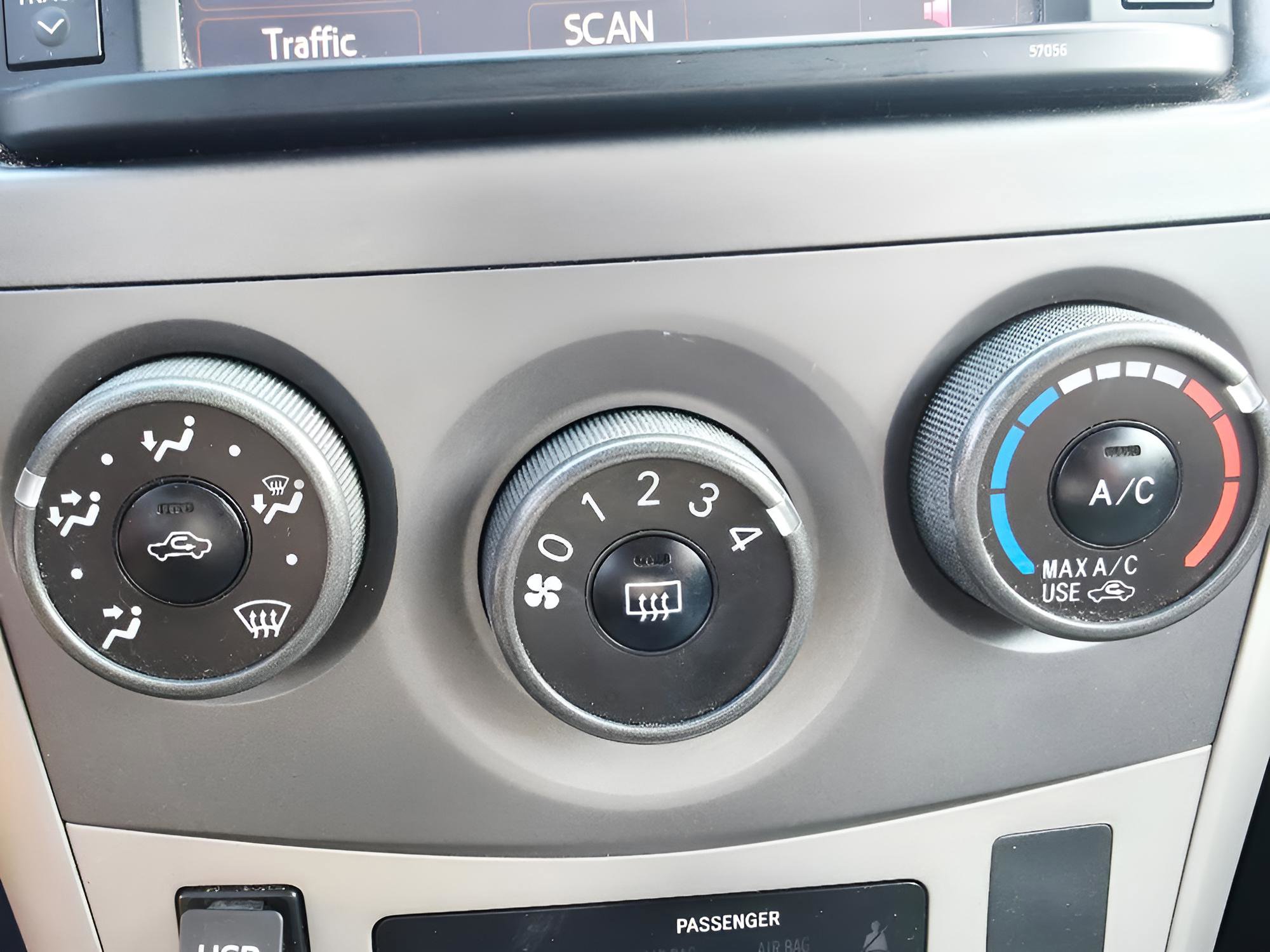 Used 2013 Toyota Corolla LE image 29