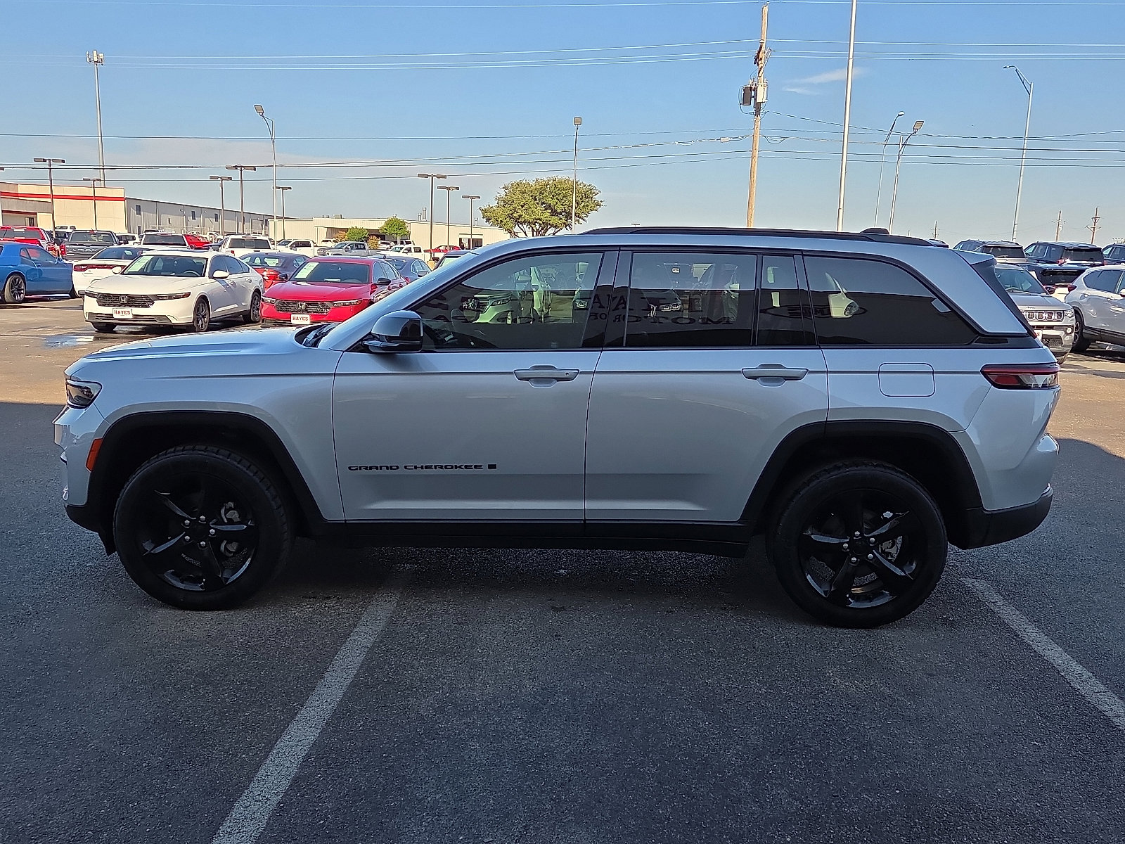 Used 2024 Jeep Grand Cherokee Altitude image 2