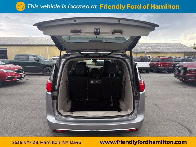 Used 2017 Chrysler Pacifica Touring-L w/ Tire & Wheel Group FWD image 49